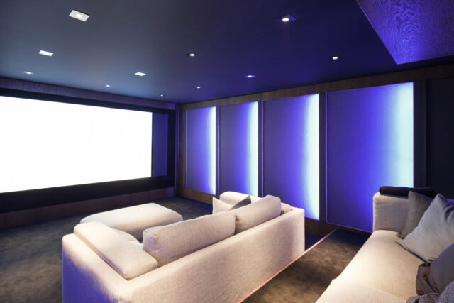 Home,Theater,,Luxury,Interior,,Comfortable,Divan,And,Big,Screen