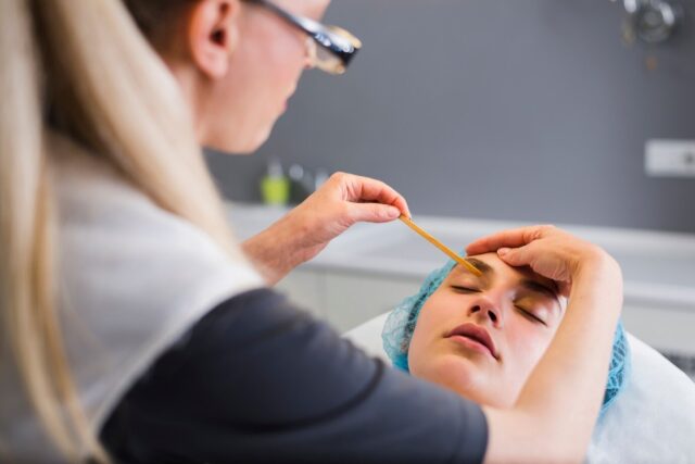 eyebrow waxing in salon